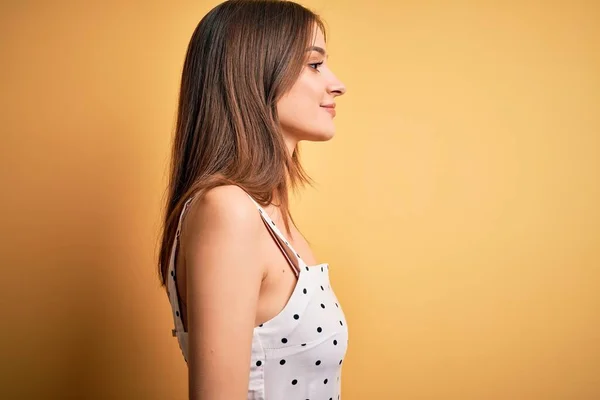 Jovem Bela Mulher Morena Vestindo Vestido Casual Sobre Fundo Amarelo — Fotografia de Stock