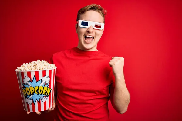 Ung Stilig Rödhårig Man Tittar Glasögon Äta Popcorn Mellanmål Över — Stockfoto