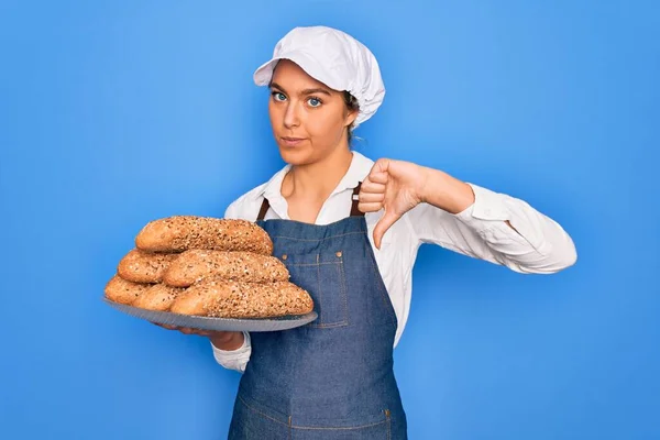 Jeune Belle Femme Boulangère Blonde Aux Yeux Bleus Tenant Plateau — Photo