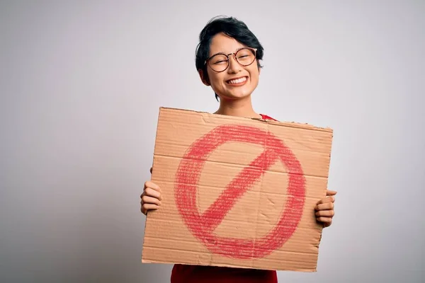 Joven Hermosa Chica Asiática Sosteniendo Pancarta Con Señal Prohibida Sobre —  Fotos de Stock