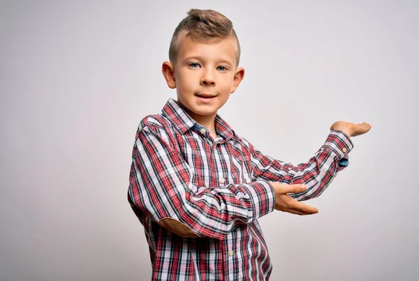 Jovem Garoto Caucasiano Com Olhos Azuis Vestindo Camisa Elegante Sobre — Fotografia de Stock