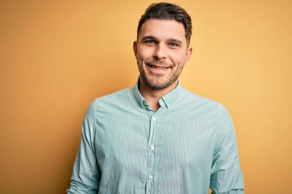 Joven Hombre Negocios Con Ojos Azules Con Elegante Camisa Verde —  Fotos de Stock