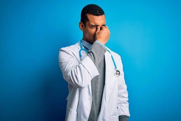 Schöner Afrikanischer Amerikanischer Arzt Mit Mantel Und Stethoskop Vor Blauem — Stockfoto