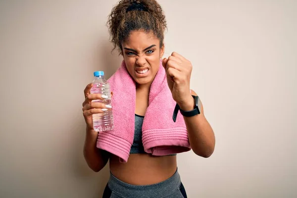 Jonge Afro Amerikaanse Sportieve Vrouw Doet Sport Met Handdoek Drinken — Stockfoto