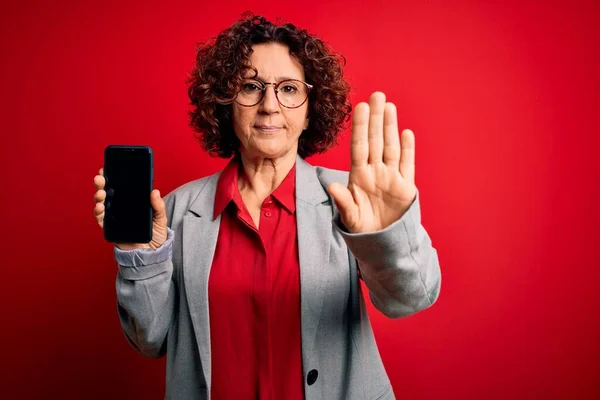 Lockige Frau Mittleren Alters Mit Smartphone Bildschirm Vor Isoliertem Rotem — Stockfoto