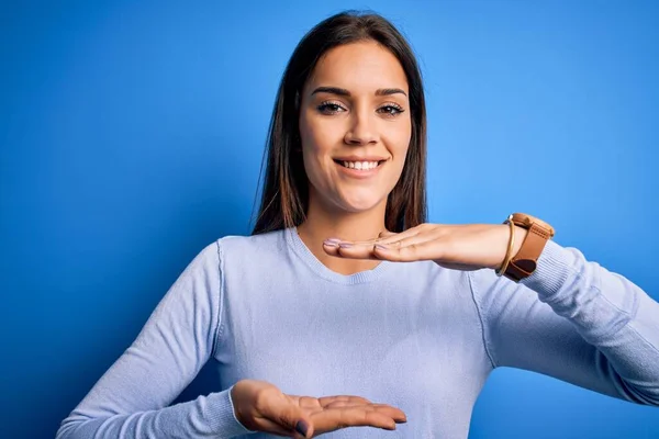 Young Beautiful Brunette Woman Wearing Casual Sweater Standing Blue Background — ストック写真