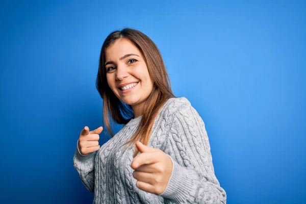 Schöne Junge Frau Lässigem Wollpullover Der Vor Blauem Hintergrund Steht — Stockfoto