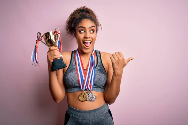 Jovem Afro Americana Menina Desportiva Fazendo Esporte Ganhando Medalhas Troféu — Fotografia de Stock