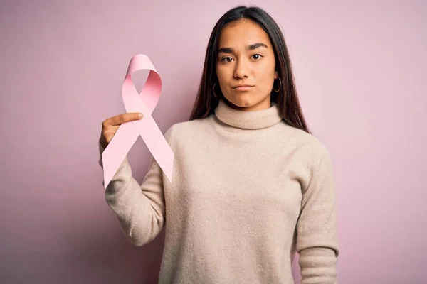 Młoda Piękna Azjatycka Kobieta Trzymając Różowy Symbol Wstążki Raka Odizolowanym — Zdjęcie stockowe