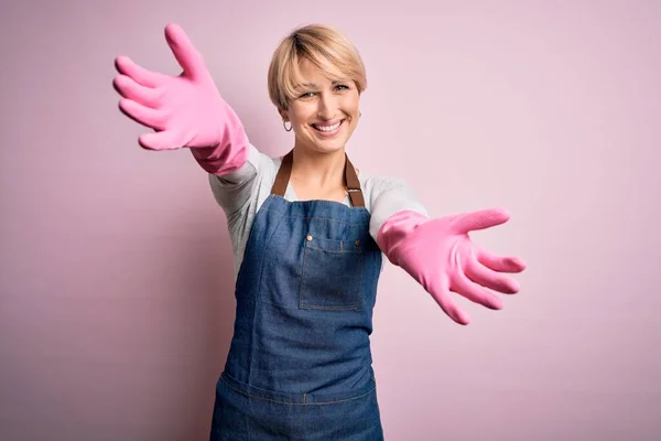 Young Blonde Cleaner Woman Short Hair Wearing Apron Gloves Pink — Stock Photo, Image