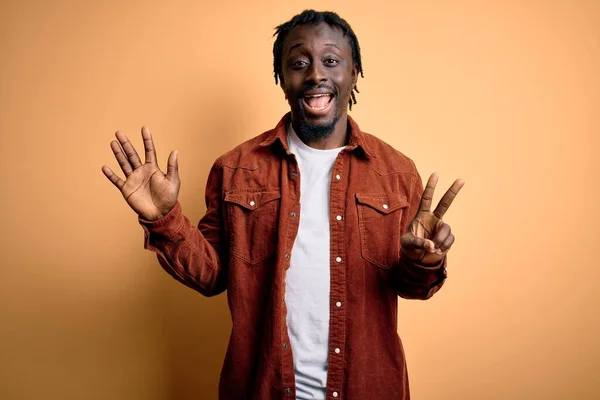 Jovem Homem Afro Americano Bonito Vestindo Jaqueta Casual Sobre Fundo — Fotografia de Stock