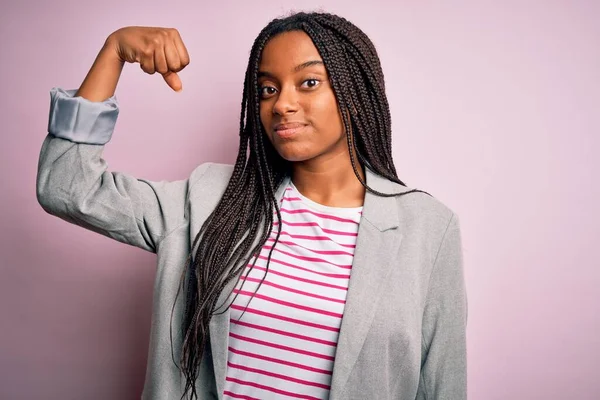 Jeune Femme Affaires Afro Américaine Debout Sur Fond Rose Isolé — Photo