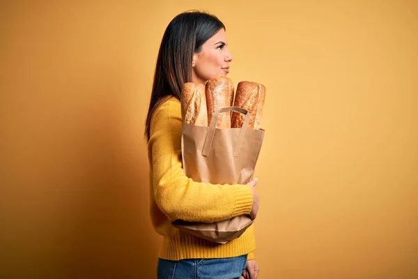 Fiatal Gyönyörű Kezében Egy Zsák Friss Egészséges Kenyeret Sárga Háttér — Stock Fotó