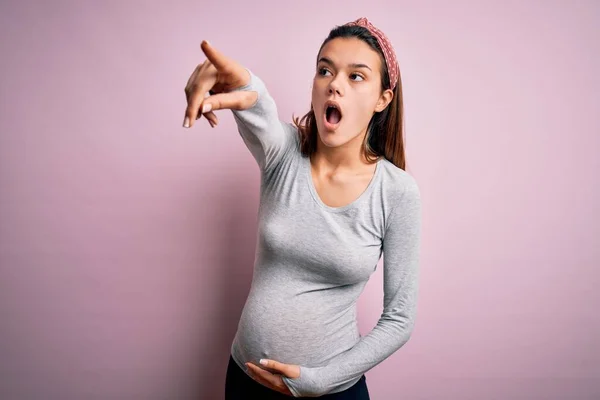 Joven Hermosa Adolescente Embarazada Esperando Bebé Sobre Fondo Rosa Aislado — Foto de Stock