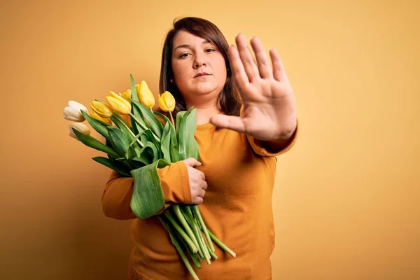 Sarı Arka Planda Romantik Bir Buket Lale Tutan Güzel Cüsseli — Stok fotoğraf