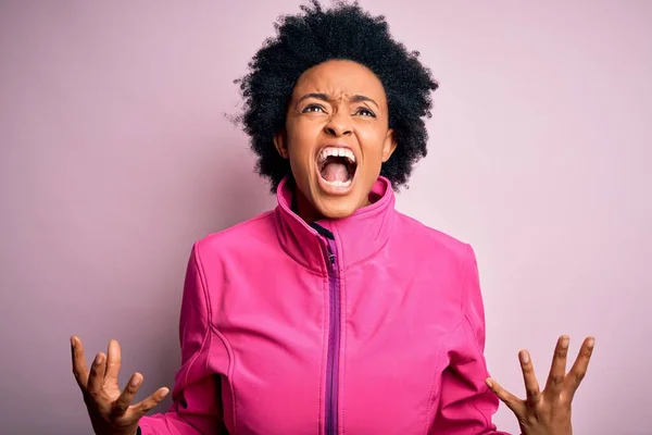 Joven Afro Deportista Afroamericana Con Pelo Rizado Usando Ropa Deportiva — Foto de Stock