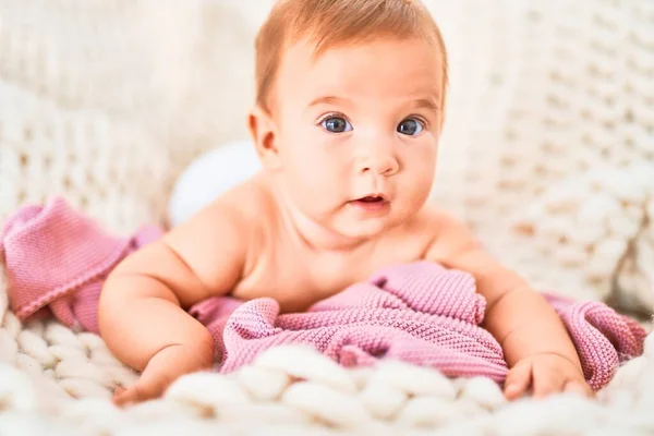 Entzückendes Baby Das Auf Einer Decke Auf Dem Sofa Hause — Stockfoto