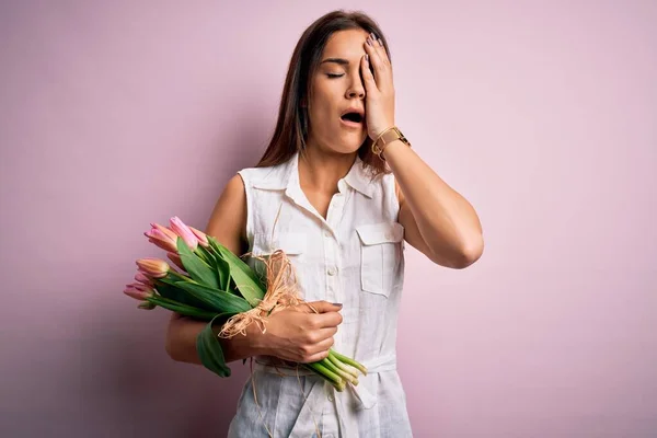 Young Beautiful Brunette Woman Holding Bouquet Tulips Flowers Pink Background — Stock Photo, Image