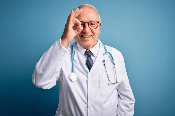 Senior Uomo Medico Dai Capelli Grigi Indossa Stetoscopio Cappotto Medico — Foto Stock
