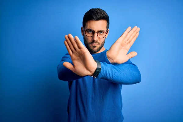 Jovem Homem Bonito Com Barba Vestindo Camisola Casual Óculos Sobre — Fotografia de Stock