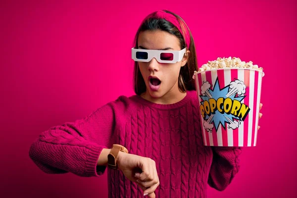 Giovane Bella Ragazza Guardando Film Utilizzando Occhiali Mangiare Scatola Con — Foto Stock