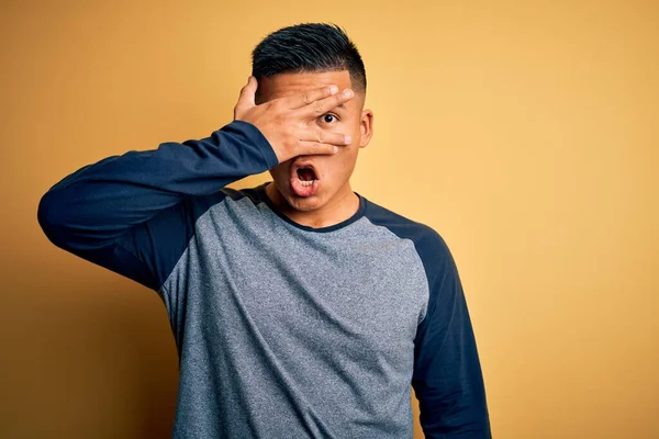 Young Handsome Latin Man Wearing Casual Shirt Standing Yellow Background — Stock Photo, Image