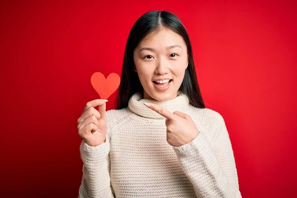 Молодая Азиатка Держащая Руках Романтическую Красную Бумагу Сердца Красном Изолированном — стоковое фото
