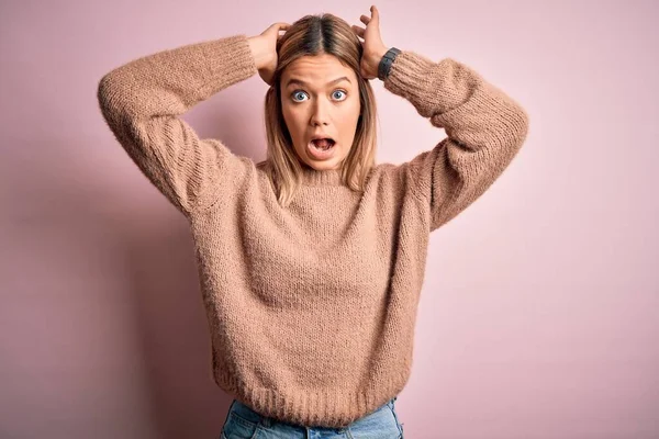 Mladá Krásná Blondýna Žena Sobě Zimní Vlněný Svetr Přes Růžové — Stock fotografie