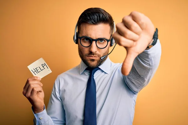 コールセンターの顧客サービスヘッドセットを持つ事業者の男は 怒りの顔で助けとサポートを提供し 親指で嫌いな負の記号を示す 拒否の概念 — ストック写真
