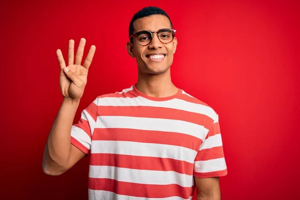 Junger Gutaussehender Afrikanisch Amerikanischer Mann Lässigem Gestreiftem Shirt Und Brille — Stockfoto