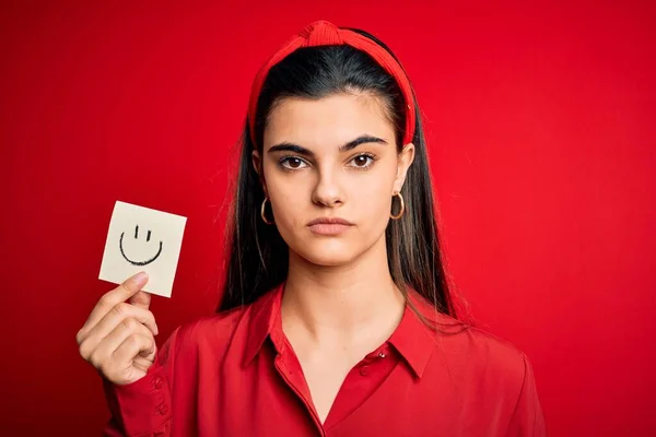 Ung Vacker Brunett Kvinna Håller Påminnelse Papper Med Leende Emoji — Stockfoto