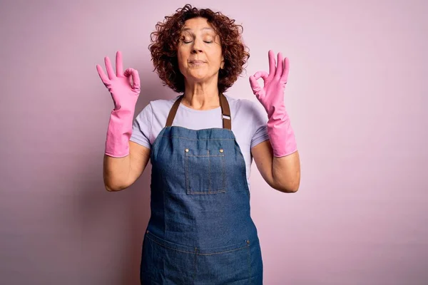 Mulher Cabelo Encaracolado Meia Idade Limpeza Fazendo Trabalhos Domésticos Vestindo — Fotografia de Stock