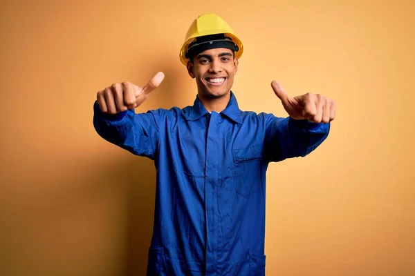 Jonge Knappe Afro Amerikaanse Arbeider Blauw Uniform Veiligheidshelm Die Positief — Stockfoto