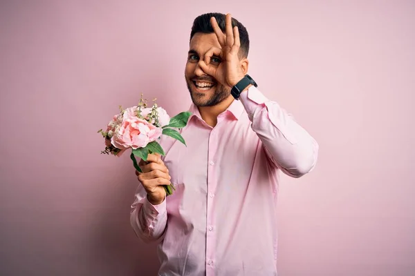 Jovem Homem Cromático Segurando Buquê Flores Primavera Sobre Fundo Isolatd — Fotografia de Stock