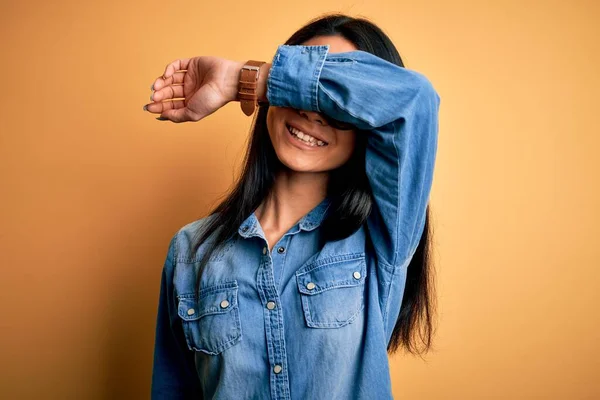 Jonge Mooie Chinese Vrouw Draagt Casual Denim Shirt Geïsoleerde Gele — Stockfoto