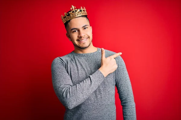 Jovem Homem Bonito Vestindo Coroa Ouro Príncipe Sobre Fundo Vermelho — Fotografia de Stock