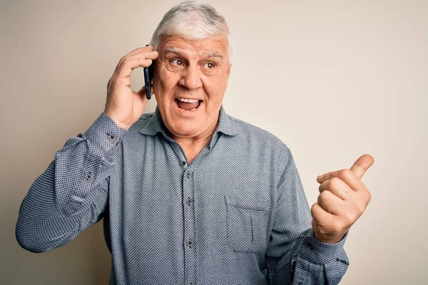 Senior Chraptivý Muž Konverzací Mluví Smartphonu Přes Bílé Pozadí Ukazuje — Stock fotografie