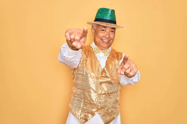 Ηλικιωμένος Μεσήλικας Γκριζομάλλης Άντρας Που Φοράει Βραζιλιάνικη Κρέμα Καρναβαλιού Πάνω — Φωτογραφία Αρχείου