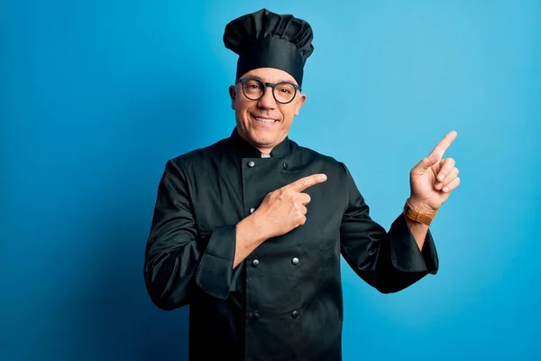 Bello Chef Mezza Età Dai Capelli Grigi Con Uniforme Cucina — Foto Stock