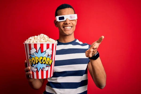 Joven Hombre Afroamericano Guapo Viendo Películas Usando Gafas Comiendo Palomitas —  Fotos de Stock