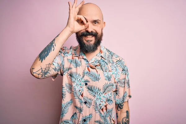 Bonito Homem Careca Com Barba Tatuagem Vestindo Camisa Floral Casual — Fotografia de Stock