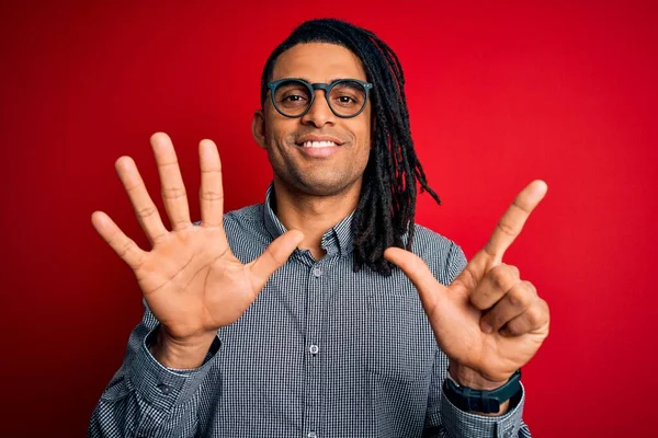 Ung Vacker Afrikansk Amerikansk Man Med Dreadlocks Bär Casual Skjorta — Stockfoto