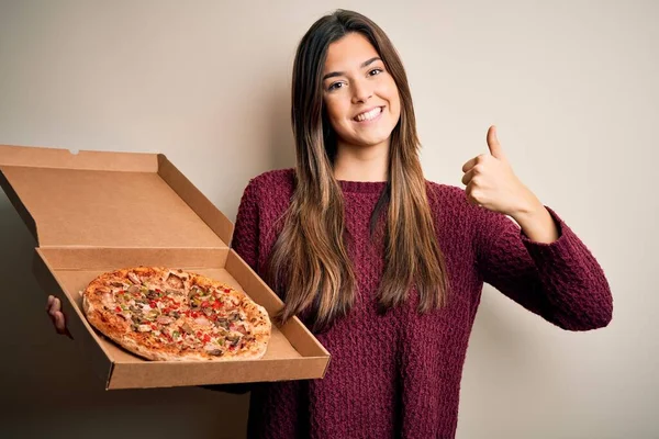 Menina Bonita Jovem Segurando Caixa Entrega Com Pizza Italiana Sobre — Fotografia de Stock