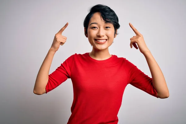 Jeune Belle Fille Asiatique Portant Casual Shirt Rouge Debout Sur — Photo