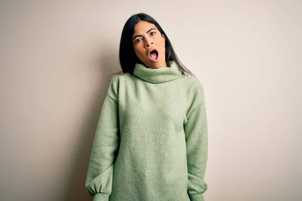 Joven Mujer Hispana Hermosa Vistiendo Suéter Invierno Verde Sobre Fondo — Foto de Stock