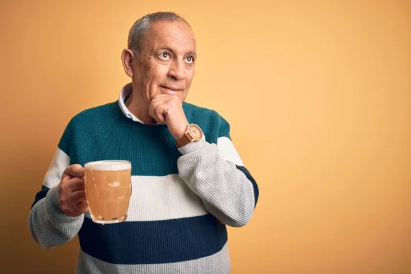 Hoge Knappe Man Die Een Pot Bier Drinkt Staand Een — Stockfoto