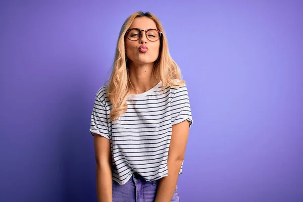 Junge Schöne Blonde Frau Mit Gestreiftem Shirt Und Brille Vor — Stockfoto
