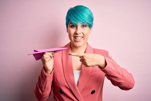 Jovem Mulher Negócios Com Azul Moda Cabelo Segurando Avião Papel — Fotografia de Stock