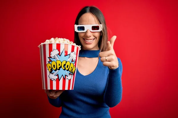 Giovane Donna Bionda Che Indossa Occhiali Mangia Pacchetto Popcorn Guardando — Foto Stock