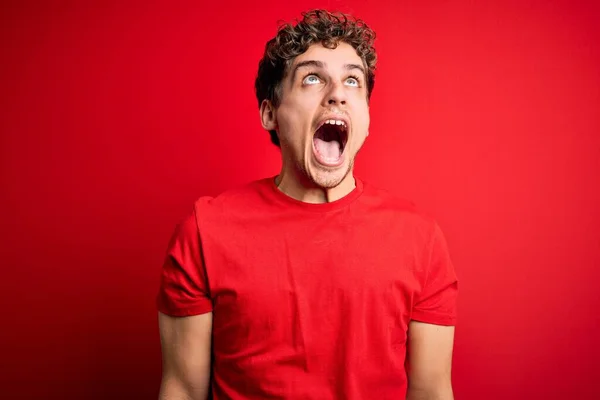 Jovem Loiro Bonito Homem Com Cabelo Encaracolado Vestindo Shirt Casual — Fotografia de Stock